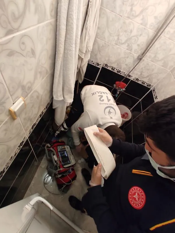 banyoya-girdi-polis-ekipleri-gelince-cansiz-bedeniyle-karsilastilar-1618221969426.jpg Banyoya girdi! Polis ekipleri gelince cansız bedeniyle karşılaştılar-5