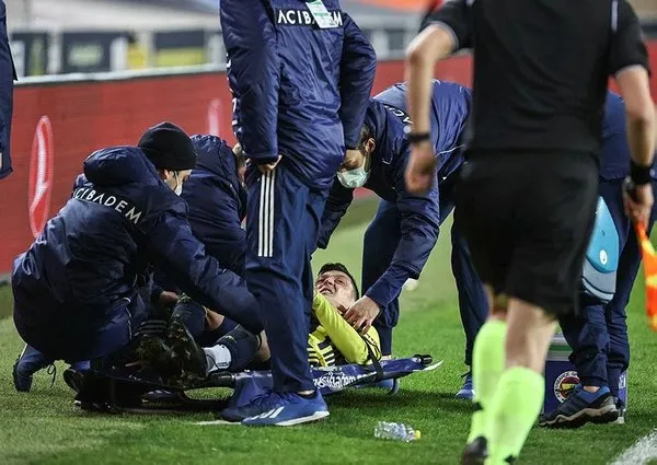 fenerbahcede-mesut-ozil-soku-sedyeyle-kenara-getirildi-1614888998004.jpeg