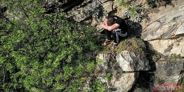 Bursa'da tam kapanma tedbirlerini delen genç, polisten kaçıp tırmandığı kayalıkta mahsur kaldı - 1