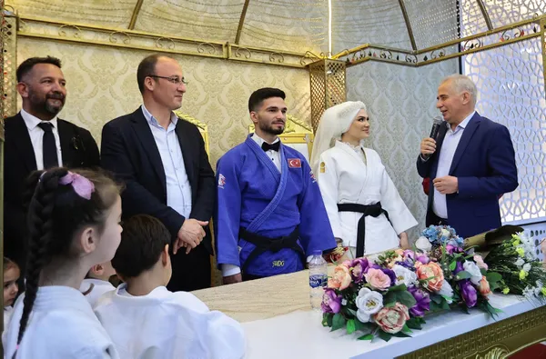 judocu-gelin-nikah-oncesi-damadi-yere-yapistirdi-1652089331618.jpg