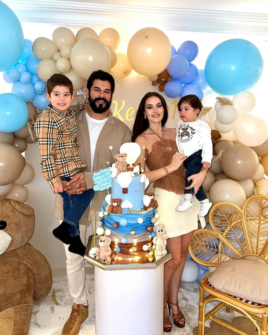 Kuruluş Osman’ın başrolü Burak Özçivit’in baldızlarına bakın! Fahriye Evcen’in kardeşleri "Güzellik genetik" dedirtti - 3