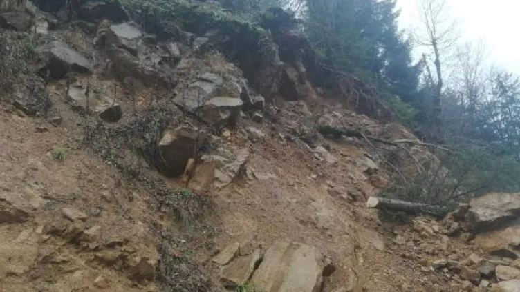 Artvin heyelan videosu izle! Köy yolu kapandı, elektrik kesildi