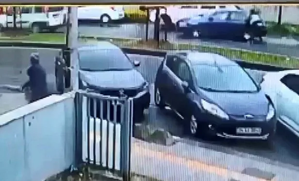 hirsizlik-saniye-saniye-kamerada-basaksehirde-otomobilden-75-bin-dolar-boyle-calindi-1653642666772.jpeg