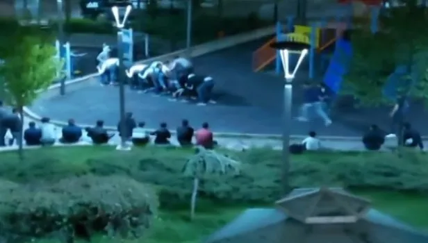 Ankara'da sokağa çıkma yasağına uymayan bir grup parkta "uzun eşek" oynadı | Video