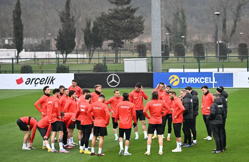 Kuntz'dan flaş karar! İşte Türkiye Ermenistan maçı 11'i - 17