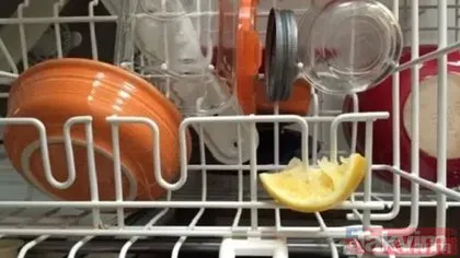 Bulaşık makinesini çalıştırırken içine limon kabuğu koyarsanız... Olanlar gerçekten inanılmaz!