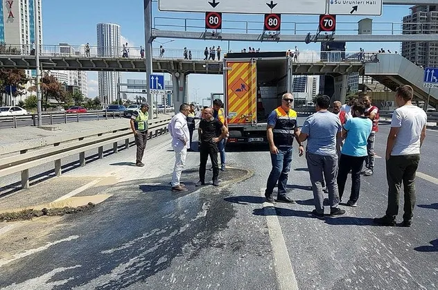 Son dakika: D-100 çökme nedeniyle trafiğe kapatıldı