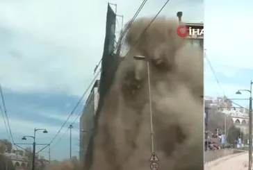 Karaköy'de 5 katlı metruk bina çöktü