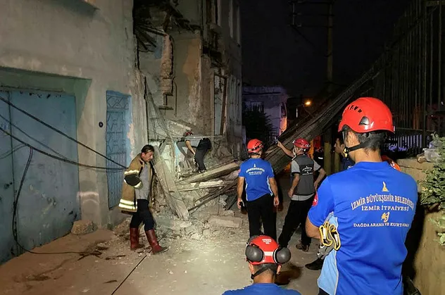 İzmir’de 3 katlı metruk binanın duvarı çöktü
