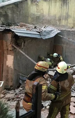 Son dakika: Beyoğlu'nda 5 katlı binada kısmi göçük