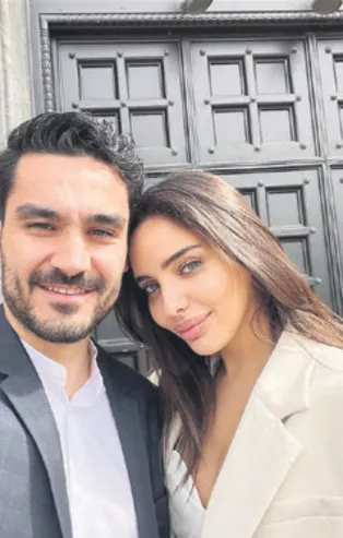 Manchester City'de forma giyen Türk asıllı Alman futbolcu İlkay Gündoğan ile sevgilisi Sara Arfaoui'den sürpriz evlilik