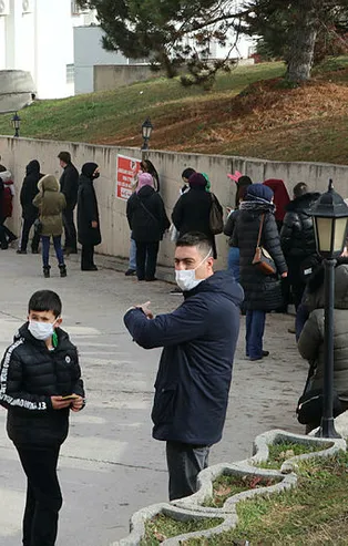 Koronavirüs pandemisi boyunca böylesi olmamıştı! Kuyruklar her geçen gün daha da uzuyor! Omicron'la beraber...