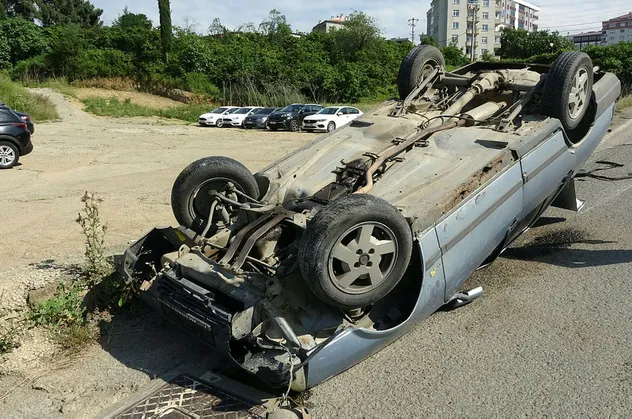 Freni boşalan otomobil takla attı: 1 yaralı