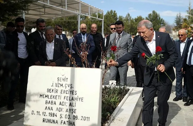 Bakan Akar: "Teröristler Suriye’nin kuzeyinde kazdıkları çukurlara gömüldüler"-3