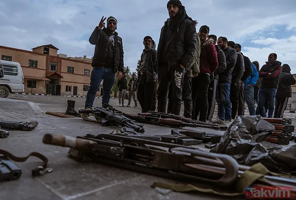 Suriye'de rejim unsurları mülteci diktatör Beşar Esad'ın fotoğrafına basarak silah bırakıyor - 21