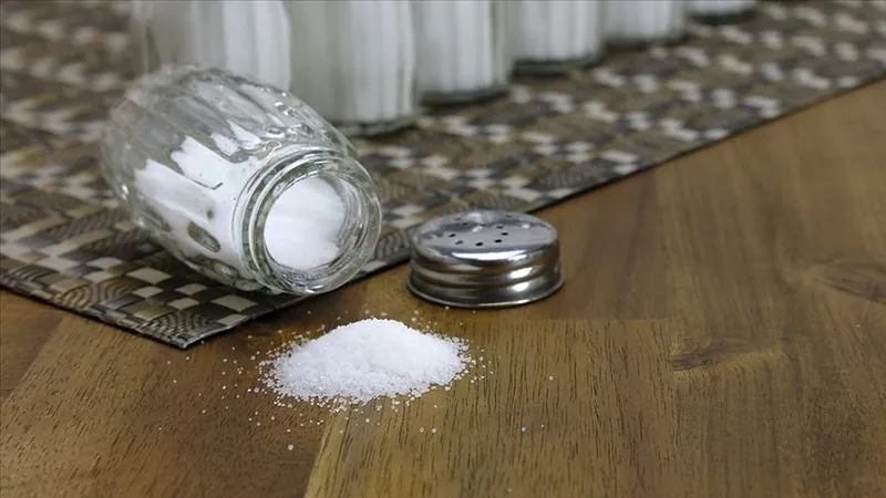 1714660271862.jpg Ne işe yaradığını duyanlar kapısına kilo kilo tuz dökecek! Kapı önüne tuz serpme trendi başladı-5