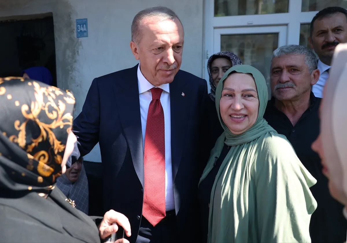 baskan-erdogandan-ahde-vefa-rizede-komsularini-ziyaret-etti-1789298426121.jpeg Başkan Erdoğan'dan ahde vefa! Rize'de komşularını ziyaret edip hayır dualarını aldı-3