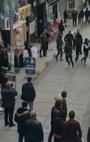 Fatih'te sokak ortasında sopalı kavga