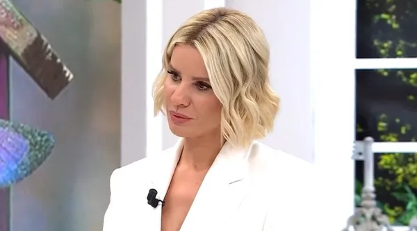 70-yasindaki-gulluzar-teyze-kizina-kavustu-esra-erolda-duygusal-anlar-3-cocugunu-birakip-ortadan-kaybolmustu-g-1668626105009.jpg 70 yaşındaki Güllüzar Teyze kızına kavuştu! Esra Erol’da duygusal anlar! 3 çocuğunu bırakıp ortadan kaybolmuştu...-5