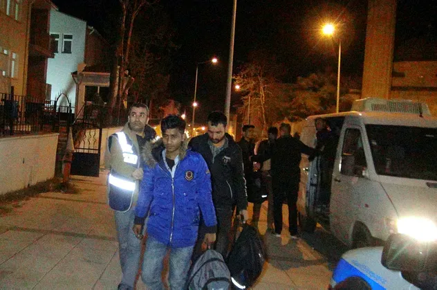 Polisten kaçan minibüste 21 kaçak yakalandı