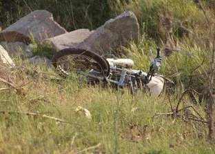 Çanakkale’den acı haber: Bariyerlere çarpan motosiklet dere yatağına uçtu: 2 genç hayatını kaybetti