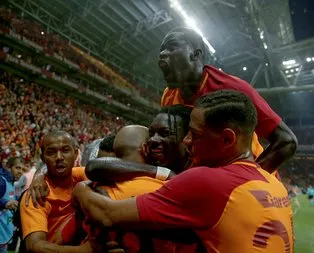Devler Aslan’ı gözetliyor
