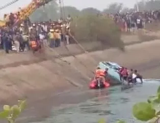 Yolcu otobüsü kanala devrildi! 40 ölü
