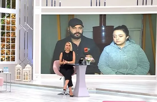 28-yasindaki-pamuk-kacak-birini-sevdim-deyip-evi-terk-etti-esi-careyi-esra-erolda-aradi-canli-yayinda-buyuk-yu-1672331527190.jpg 28 yaşındaki Pamuk Kaçak “Birini sevdim” deyip evi terk etti! Eşi çareyi Esra Erol’da aradı! Canlı yayında büyük yüzleşme...-11