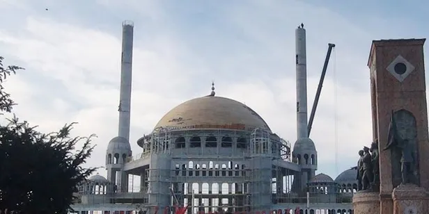 Taksim Camii'nin minarelerinin külahları yerleştirildi! O anlar havadan görüntülendi-3