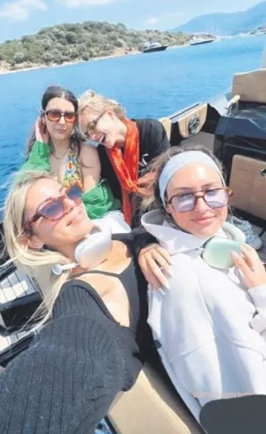 cannes-film-festivalinde-hande-ercel-ruzgari-esti-hakan-sabanci-megerse-bir-grup-guzel-ile-1685132576984.jpeg Cannes Film Festivali'nde Hande Erçel ile Hakan Sabancı rüzgarı esti: Hakan Sabancı meğerse bir grup güzel ile...-4