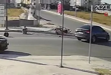 Motosiklet dönüş yapan otomobile çarptı!