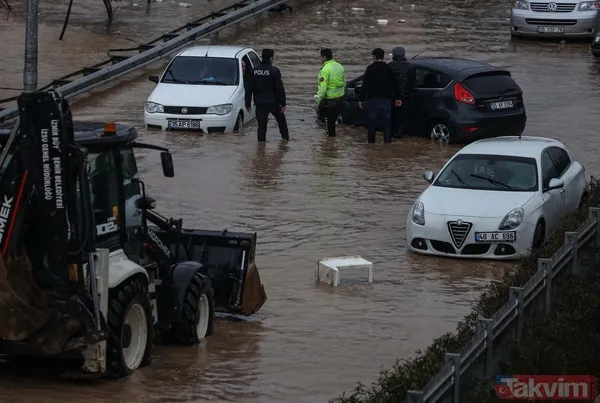 SON DAKİKA: İzmir'de sel felaketi! Polisler vatandaşlara yardımcı oldu - 6