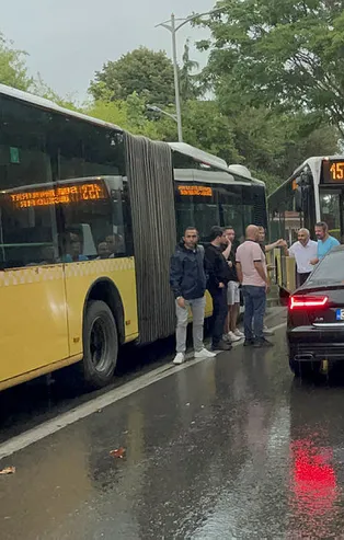 İETT otobüsü terörü! Birbirine yol vermeyen İETT otobüsü ile otomobilin sürücüleri trafiğe neden oldu