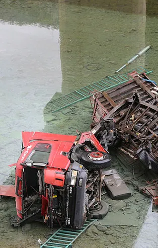 Artvin'de virajı alamayan tır 10 metreden Çoruh Nehri'ne uçtu! Sürücü feci şekilde can verdi