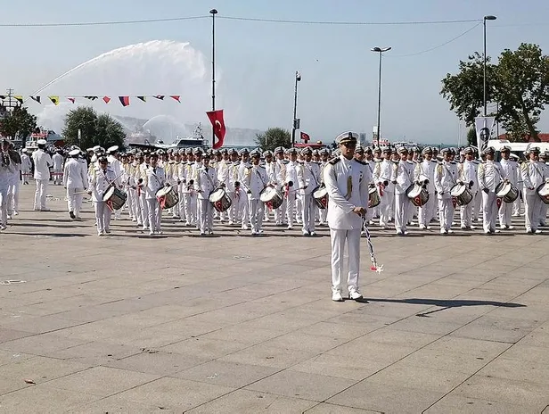 İstanbul'da Denizcilik ve Kabotaj Bayramı törenle kutlandı: Gemiler İstanbul Boğazı'nda su takı oluşturdu-3
