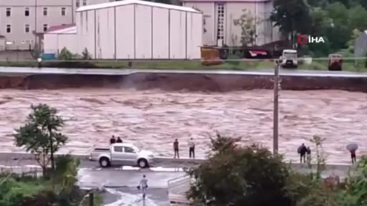 Artvin’de sağanak sonrası yollar çöktü dereler taştı