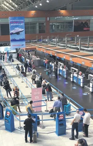 ABD Kovid-19'a yenildi! Türkiye'de valizini alan uçağa binip tatile çıktı