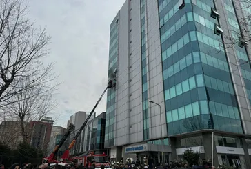 Zeytinburnu’nda iş merkezinde yangın