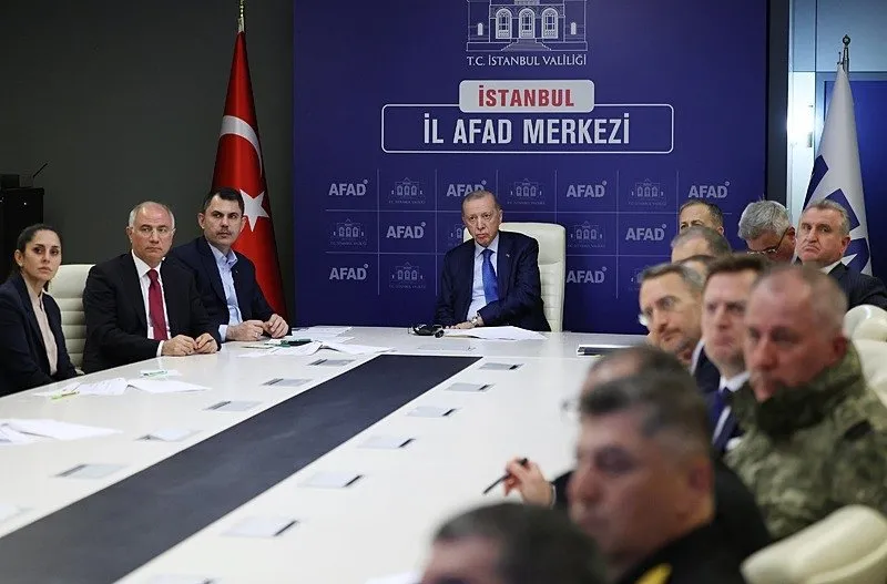Başkan Recep Tayyip Erdoğan İstanbul AFAD'daki kriz merkezinde depreme ilişkin brifing aldı (AA)