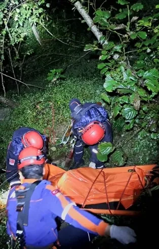 Otomobili yolda kalan sürücü 150 metrelik uçurumda ölü bulundu