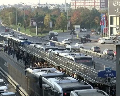 Metrobüs seferlerini aksatan arıza! İBB’den açıklama