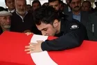 Şehit polis Şeyda Yılmaz son yolculuğuna uğurlandı! Yürekleri parçalayan görüntü: Eşi tabutunu öperek...