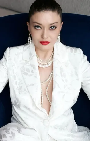 Nurgül Yeşilçay 6 saatte sarardı! Yeni imajını gören dönüp bir daha baktı