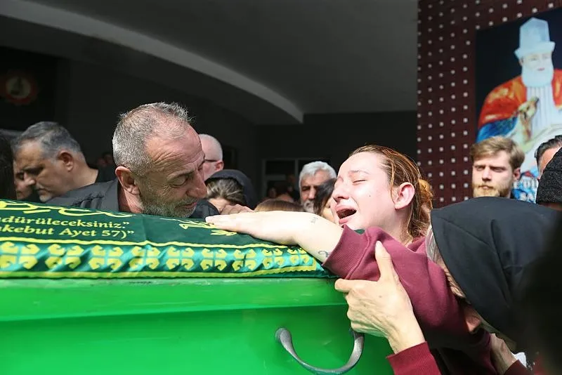 Antalya'da eşinin bıçak ve satırla öldürdüğü kadın hemşirenin cenazesi Hatay'da defnedildi. (AA)