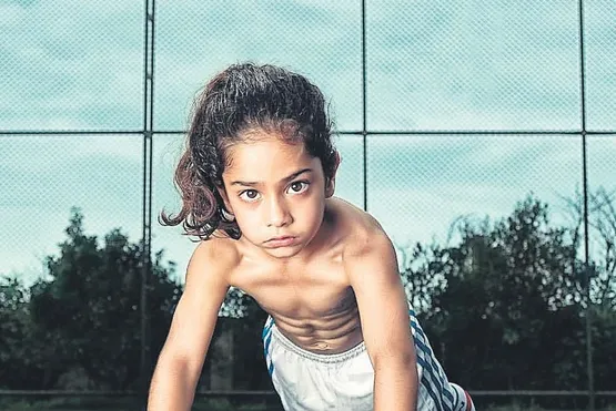 Ünlü şarkıcı Rafet El Roman dünyanın en minik futbolcusu Arat Hosseini’ye yardım eli uzattı