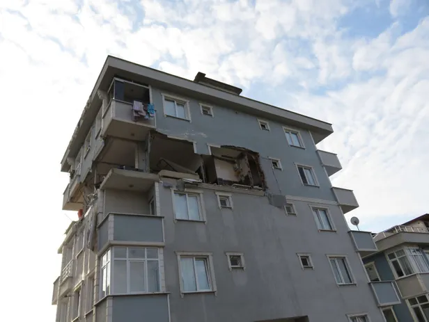SON DAKİKA! İstanbul Sancaktepe'de 6 katlı binanın 5'inci katında patlama!-1