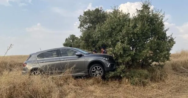 Manisa’da ağaca çarpan otomobilin içinde hayrete düşüren görüntü! Bilekleri ve boynu kesilmiş erkek cesedi bulundu