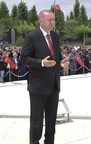 Başkan Erdoğan 15 Temmuz programı kapsamında şehitler için Kur'an-ı Kerim okudu