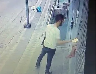 Çocuğun elindeki telefonu böyle çaldı