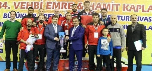 Uluslararası 34. Vehbi Emre ve Hamit Kaplan Grekoromen Güreş Turnuvası, İstanbul'da sona erdi. 2 gün süren organizasyonu 4 altın ve 5 bronzla tamamlayan Türkiye, topladığı 70 puanın ardından averajla birinci oldu